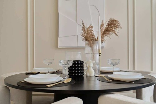 Elegantes Apartment | Blick aus dem 13. Stock und Parkplatz
