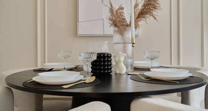 Elegantes Apartment | Blick aus dem 13. Stock und Parkplatz