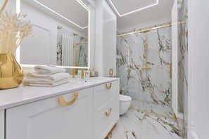 Dusche, Haartrockner, Shampoo