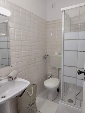 Hair dryer, towels, soap, toilet paper - Vale Centeanes Carvoeiro 2 bedroom beach apartment (Carvoeiro)