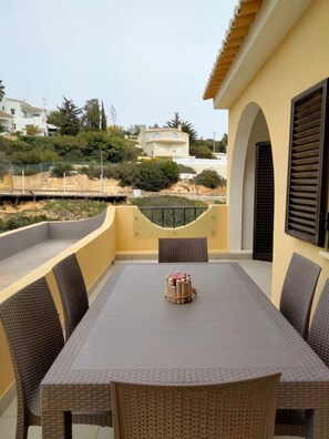 Outdoor dining - Vale Centeanes Carvoeiro 2 bedroom beach apartment (Carvoeiro)