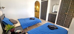 1 habitación, tabla de planchar con plancha y cuna de viaje 