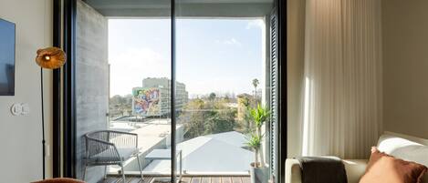 Premium appartement | Woonruimte | Een 43-inch smart-tv met satellietzenders