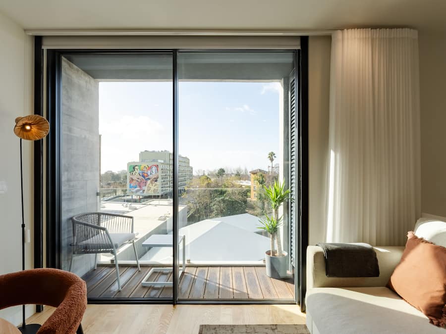 Departamento Premium | Área de sala de estar | Smart TV de 43 pulgadas con canales vía satélite