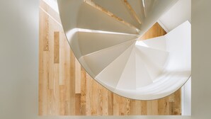 A spiral staircase with a wooden floor. - Feel Porto Corporate Housing Boavista (Porto)