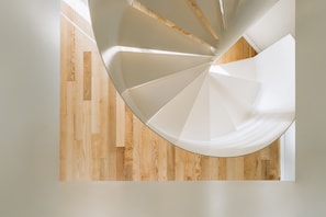 Departamento Premium | Decoración personalizada, escritorio y tabla de planchar con plancha