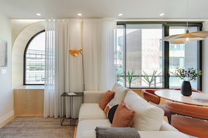 Departamento exclusivo | Área de sala de estar | Smart TV de 43 pulgadas con canales vía satélite