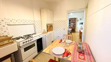Fridge, oven, stovetop, coffee/tea maker