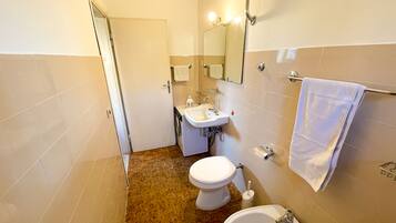 Dusche, Haartrockner, Bidet, HandtĂŒcher