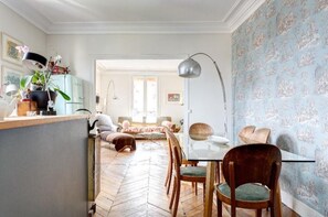 Dining - Elegant 65 m2, Tour Eiffel View, Roland Garros and Parc des Princes by Walk (Boulogne-Billancourt)