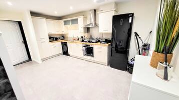 Standard House | Private kitchen | Full-sized fridge, microwave, oven, stovetop