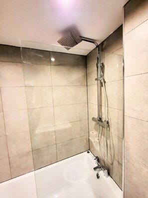 Standard House | Bathroom | Separate bathtub and shower, rainfall showerhead, towels - Large Modern House with Parking (Sheffield)