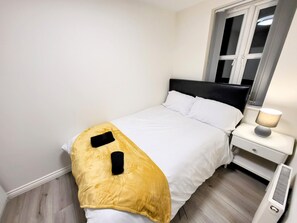 Standard House | Free WiFi, bed sheets - Large Modern House with Parking (Sheffield)