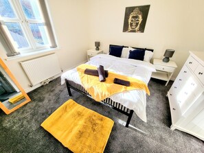 Standard House - Large Modern House with Parking (Sheffield)