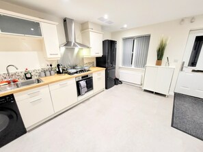 標準獨棟房屋 | 私人廚房 | 大型冰箱、微波爐、烤箱、爐台