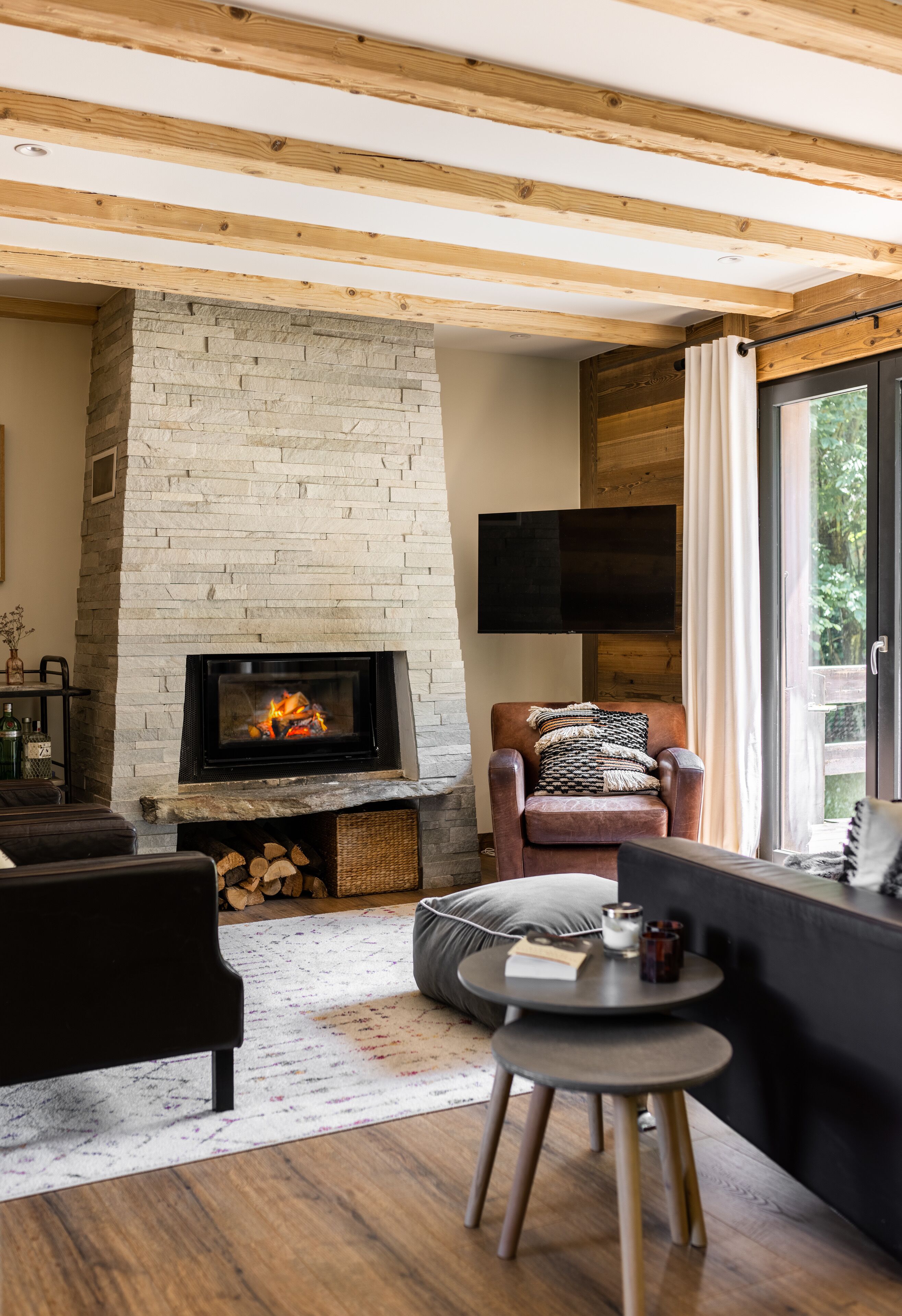 TV connectée, cheminée, livres, chaîne hi-fi