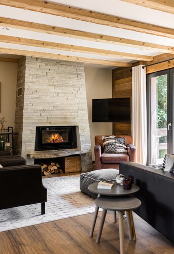 Cosy 5 bedroom chalet view Mont Blanc hot tub cosy fire amazing summer hikes