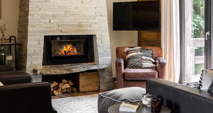 Cosy 5 bedroom chalet view Mont Blanc hot tub cosy fire amazing summer hikes