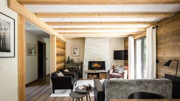 TV connectée, cheminée, livres, chaîne hi-fi