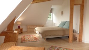 5 bedrooms, iron/ironing board, free WiFi, bed sheets