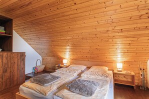 3 bedrooms, iron/ironing board, free WiFi, bed sheets