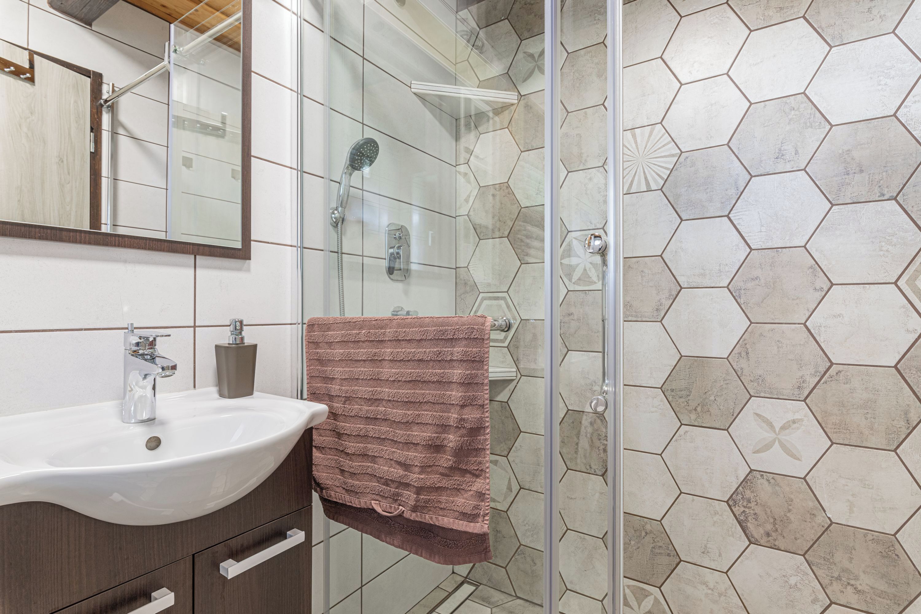 Casa familiar, varias habitaciones, junto a la montaña (Wellness Vineyard Cottage Boris) | Baño | Ducha, secador de pelo, toallas y jabón