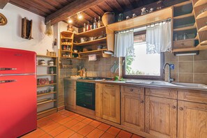 Familienhaus, 2 Schlafzimmer, Bergseite (Wellness Vineyard Cottage Marjan) | Eigene Küche | Kühlschrank, Mikrowelle, Ofen, Herdplatte