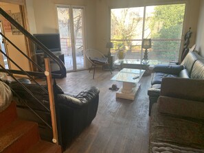 Smart-TV, Kamin, Bücher