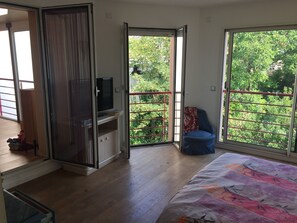 5 bedrooms, desk, iron/ironing board, travel crib