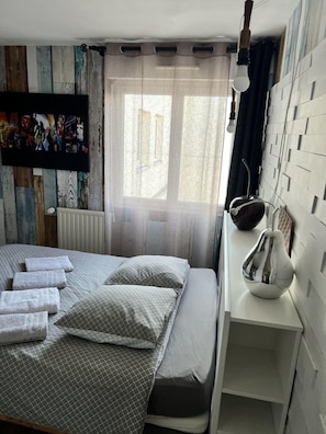 2 bedrooms, iron/ironing board, travel cot, free WiFi