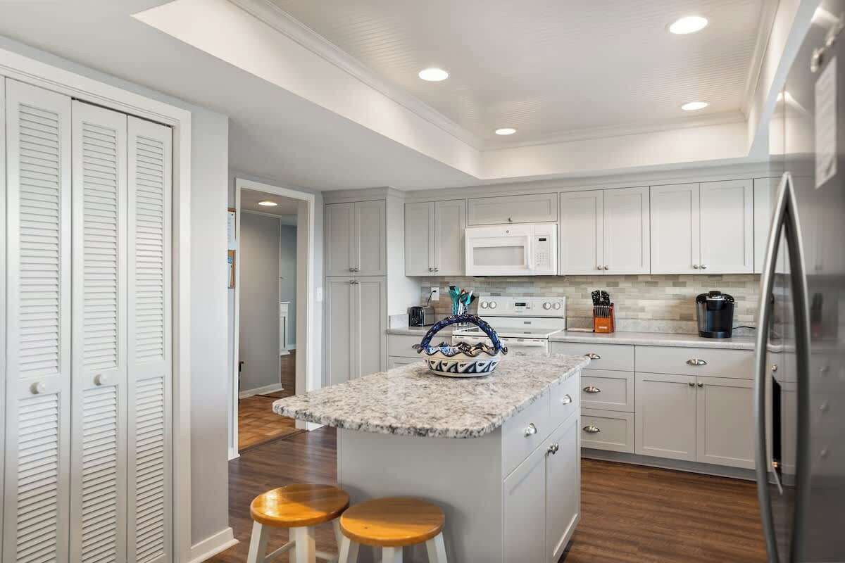 Geladeira, micro-ondas, fogão, lava-louças