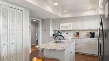 Geladeira, micro-ondas, fogão, lava-louças