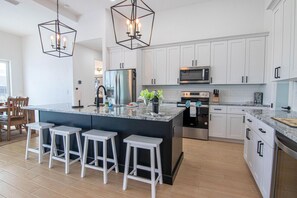 冰箱、微波炉、烤箱、炉灶