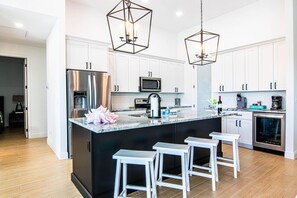 冰箱、微波炉、烤箱、炉灶