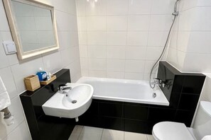 石鹸、トイレットペーパー