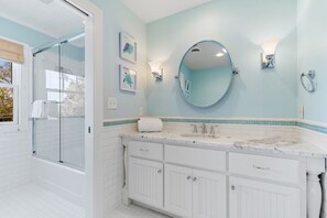 Douche, serviettes fournies, savon