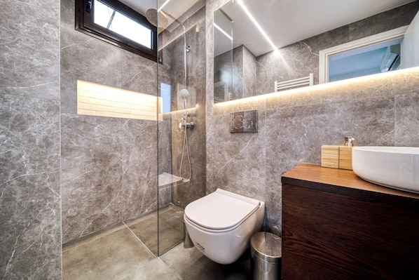 Luxury-Apartment | Badezimmer | Dusche, kostenlose Toilettenartikel, Handtücher, Seife
