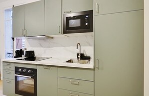 Kühlschrank, Mikrowelle, Ofen, Herdplatte