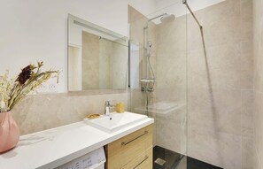 Douche, sèche-cheveux