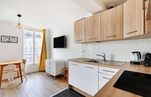 Kühlschrank, Mikrowelle, Herdplatte, Geschirrspüler
