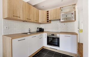 Kylskåp, mikrovågsugn, spishäll och diskmaskin