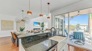 Studio (4 Bedrooms) | Tiện nghi, dịch vụ nơi lưu trú