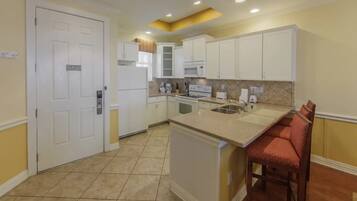 Dishwasher, cookware/dishes/utensils, paper towels