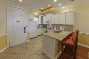 Dishwasher, cookware/dishes/utensils, paper towels - Fun 4 all family - Acqua Park + 2BD /2BA with kitchen (Flint)