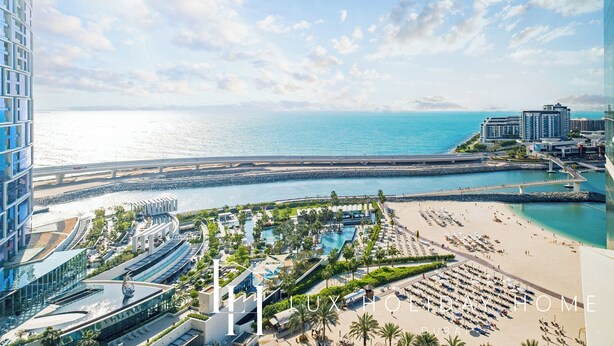 Un hôtel situé sur la côte, doté d’une plage, d’un espace piscine et d’une architecture moderne.