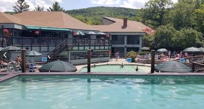 Waterville Estates New, Charming Pine Chalet, sleeps 8 includes 2 passes