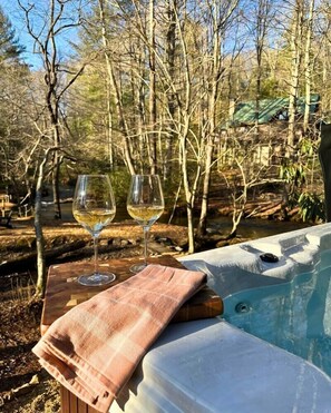 Outdoor spa tub - Stone Creek Cabin w Cozy Fireplace, Firepit, on Fightingtown Creek! (Cherry Log)