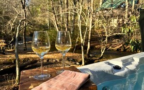 Outdoor dining - Stone Creek: Luxury Creekside Cabin w/ Hot Tub, SMEG Kitchen & Fire Pit (Cherry Log)
