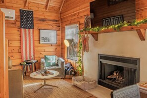 Smart TV, fireplace, books, stereo - Stone Creek Cabin w Cozy Fireplace, Firepit, on Fightingtown Creek! (Cherry Log)