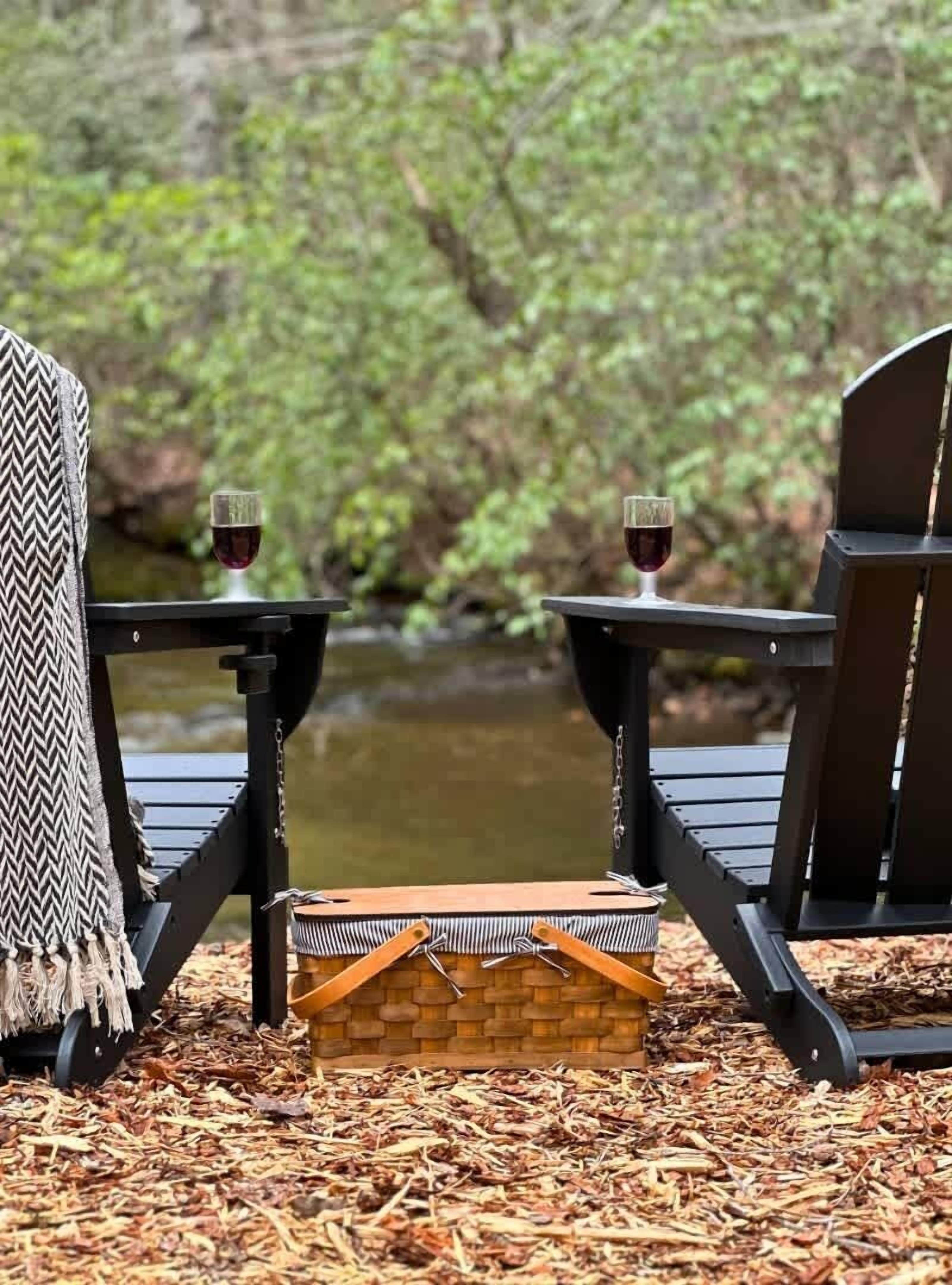Een terras met twee stoelen, een tafeltje en een mand.